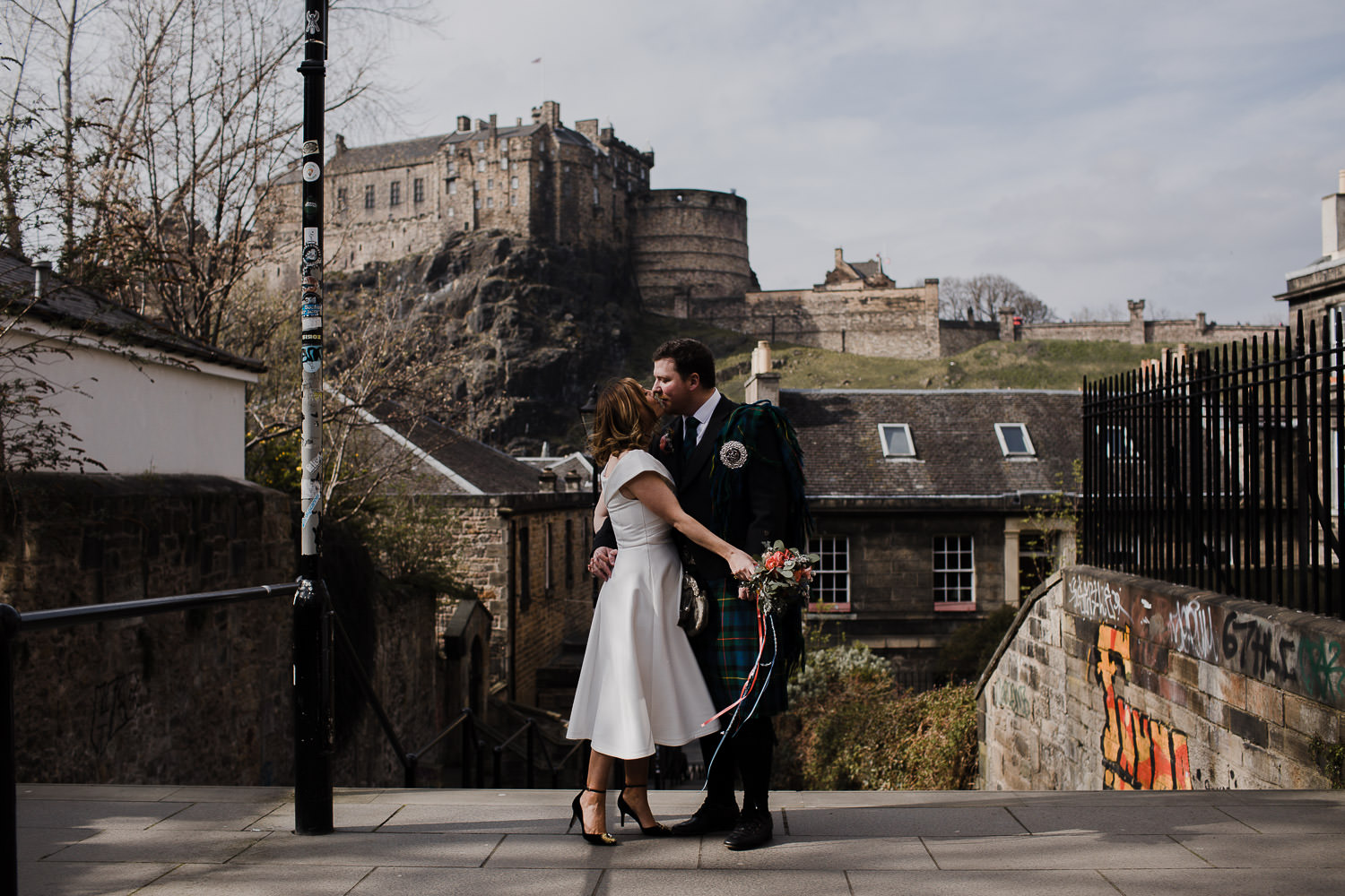 bride and groom in front of Edinburgh Castle